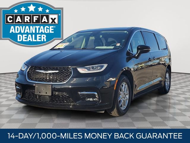 Used 2024 Chrysler Pacifica Touring-L image 3