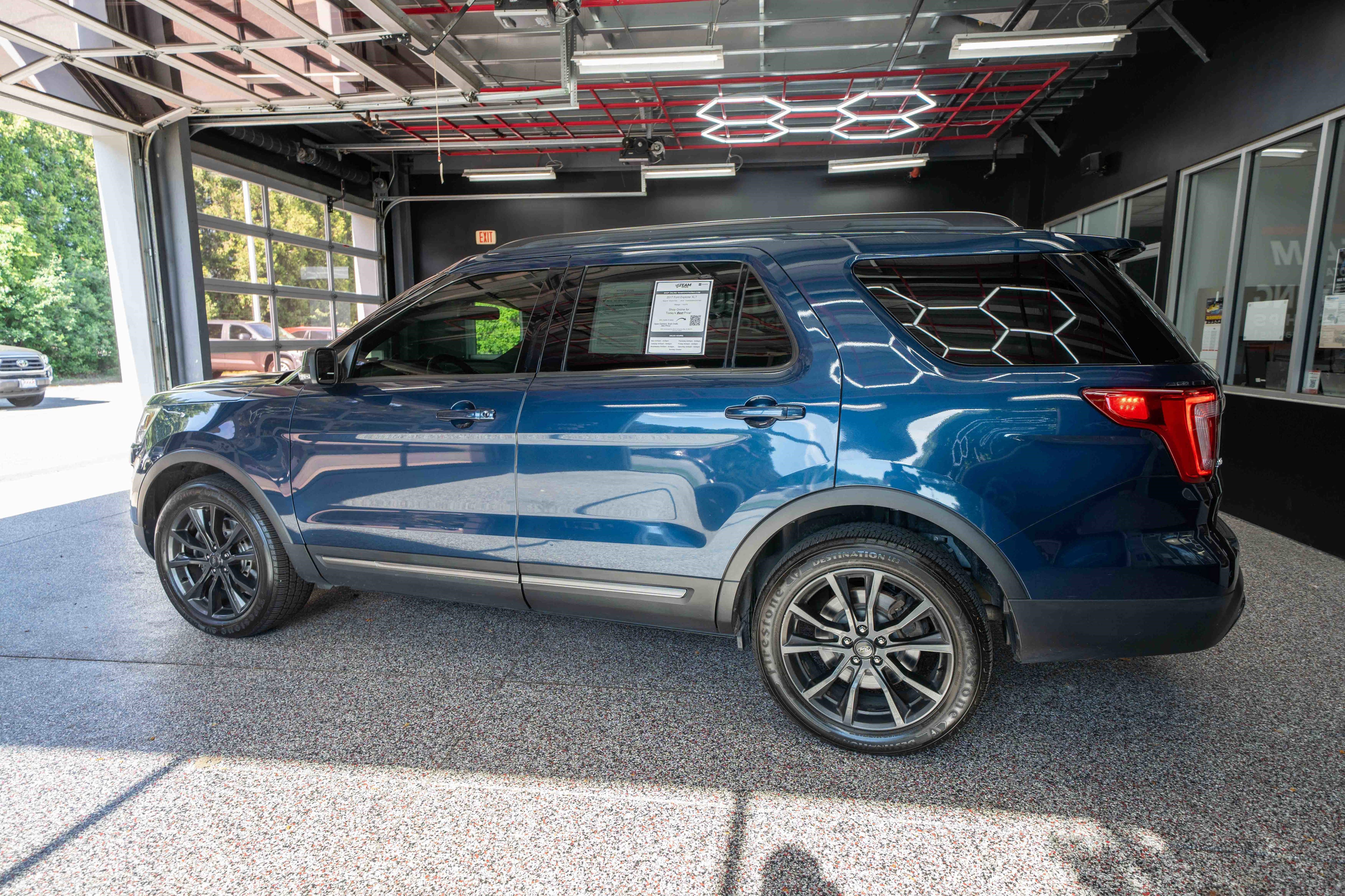 Used 2017 Ford Explorer XLT w/ Equipment Group 202A AWD/4WD image 2