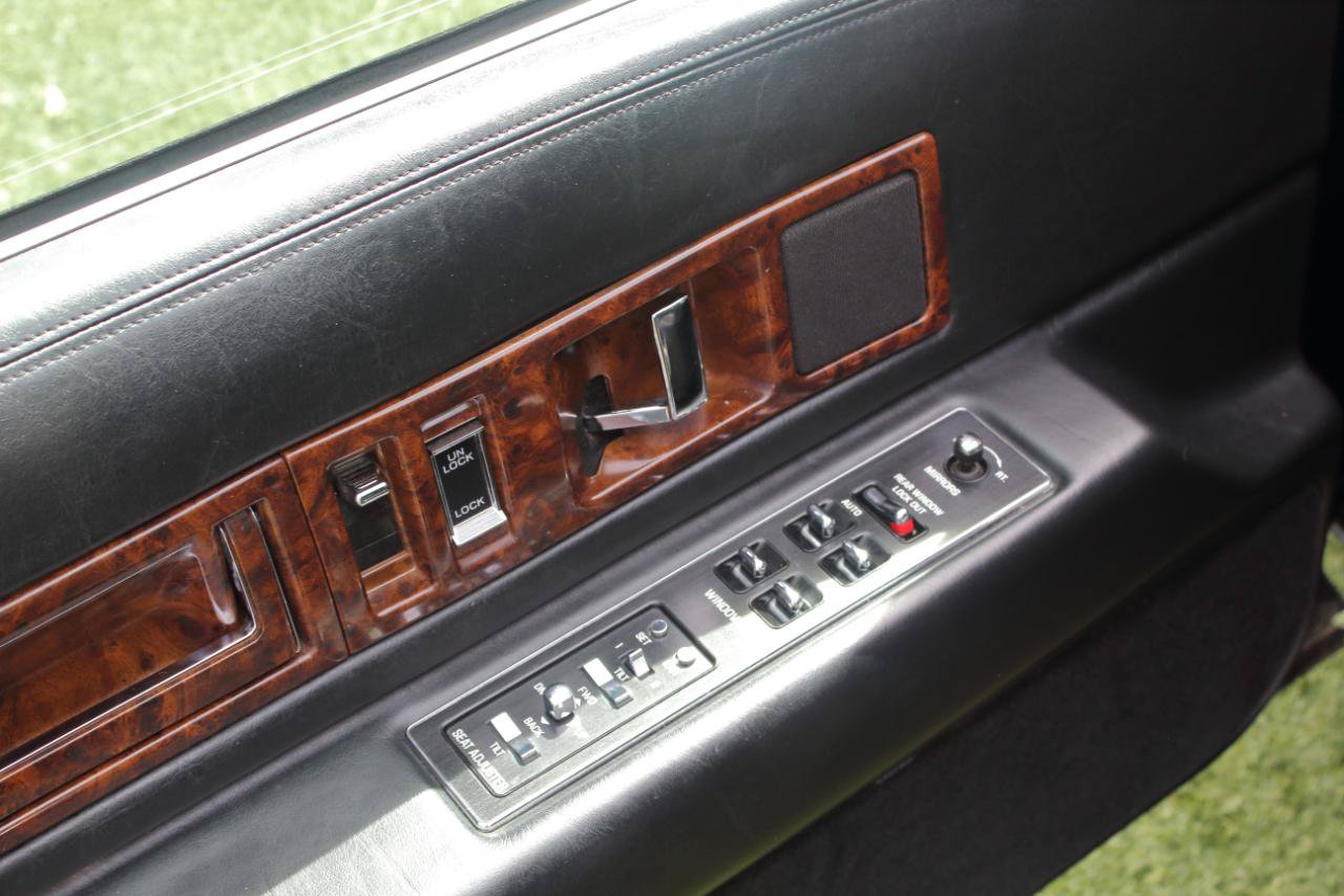 Used 1996 Cadillac Fleetwood Brougham RWD image 41