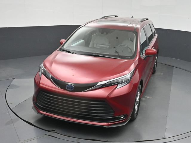 Used 2025 Toyota Sienna XLE FWD image 42