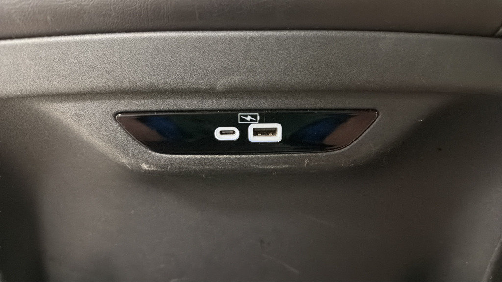 Used 2023 Chrysler Pacifica Limited FWD image 34