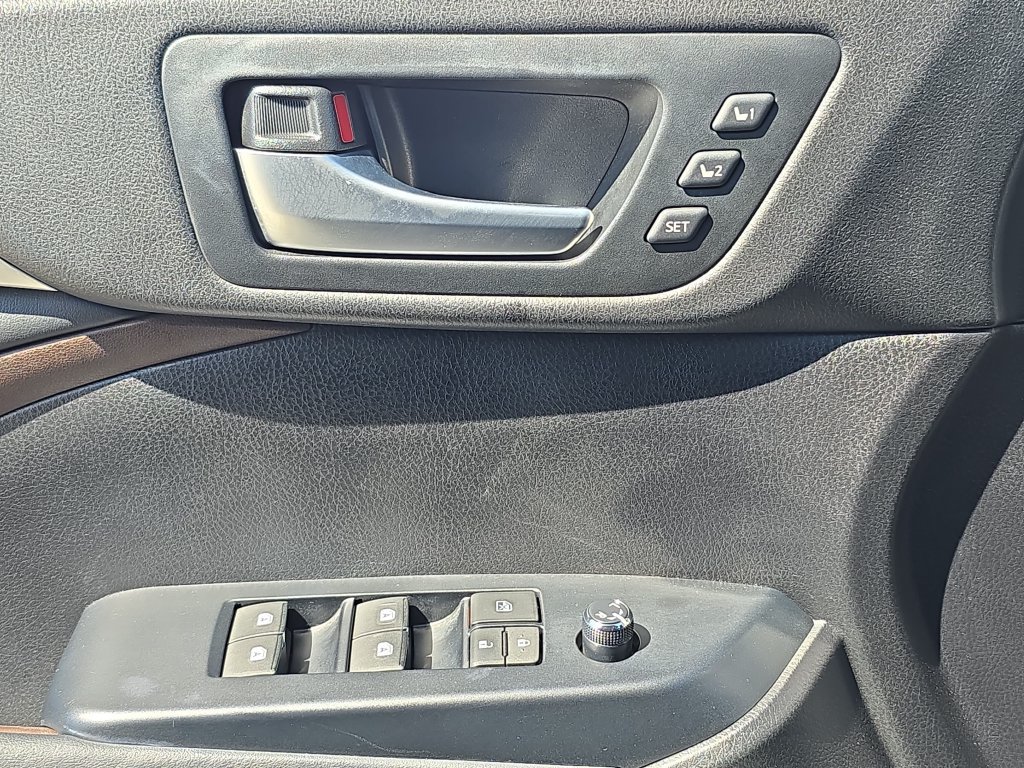 Used 2014 Toyota Highlander Limited Platinum FWD image 33