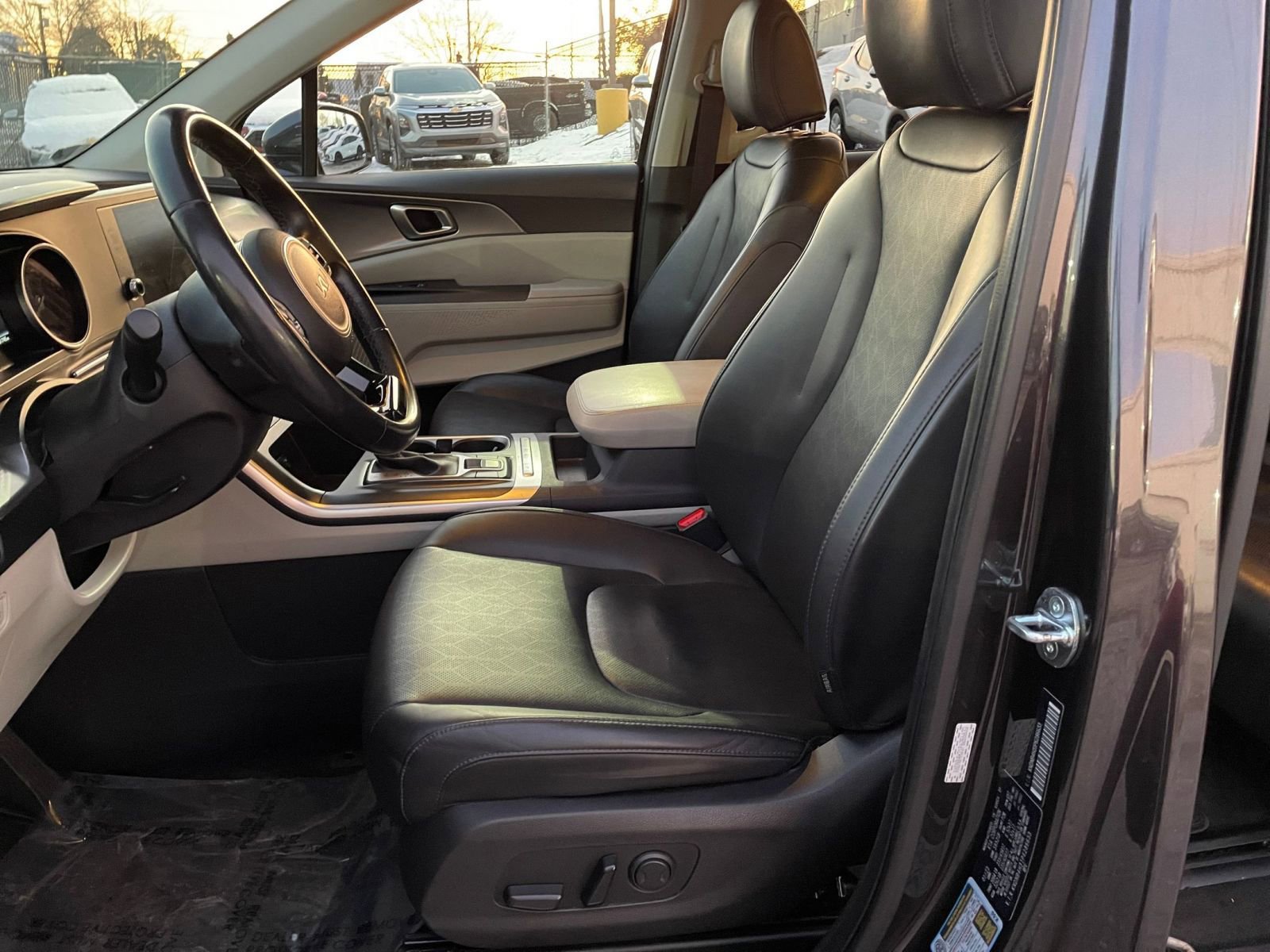 Used 2023 Kia Carnival LX image 27