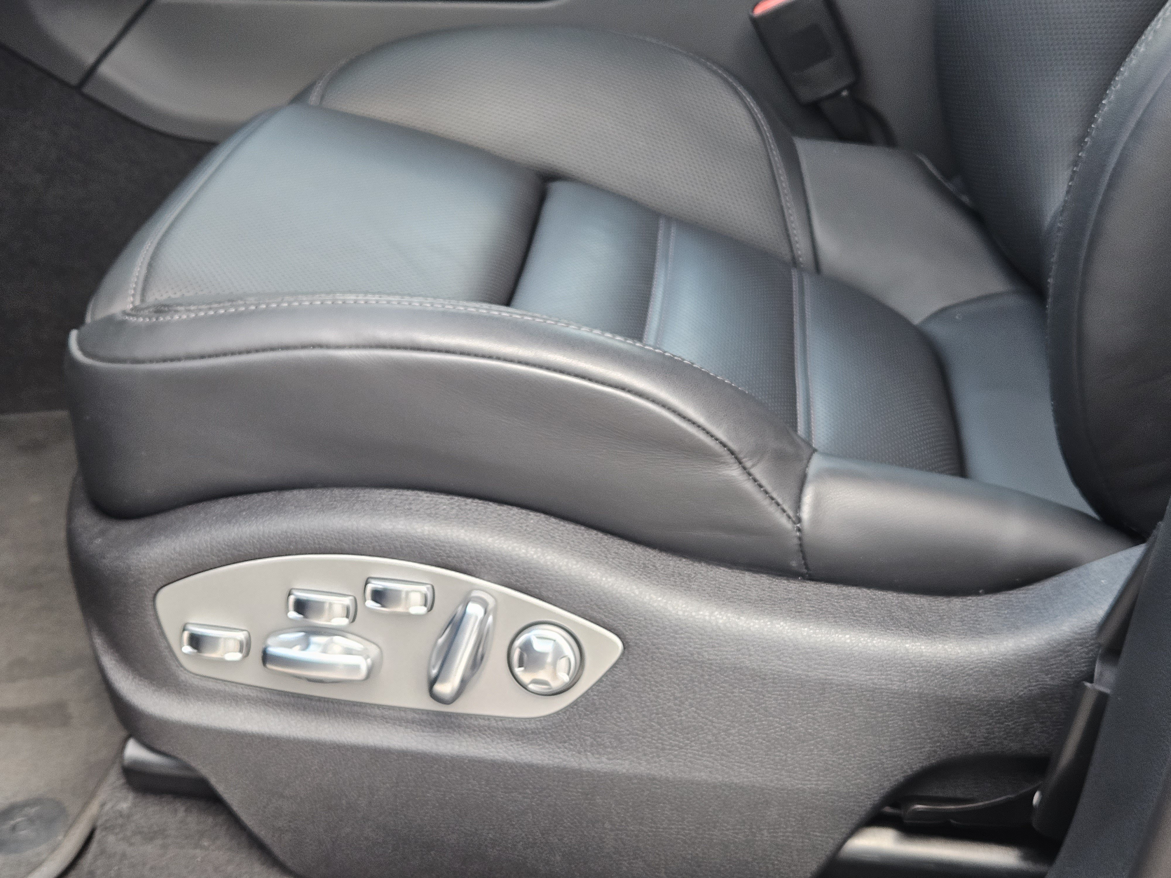 Certified 2025 Porsche Macan AWD/4WD image 23