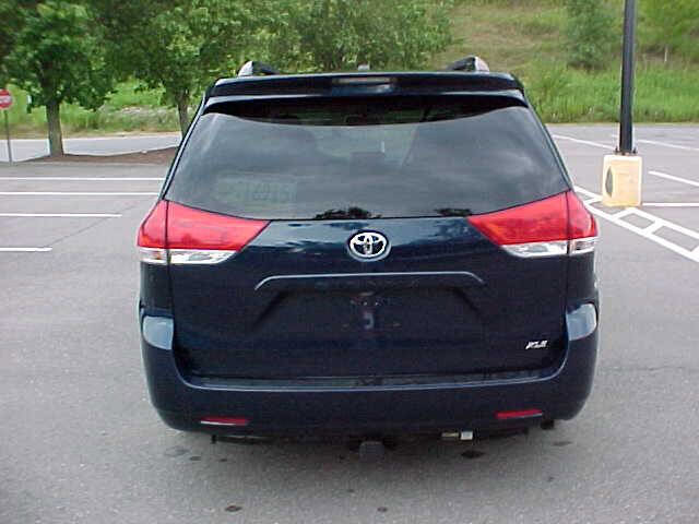 Used 2012 Toyota Sienna XLE image 7