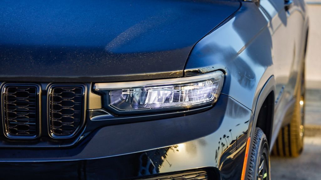 New 2025 Jeep Grand Cherokee Altitude image 32