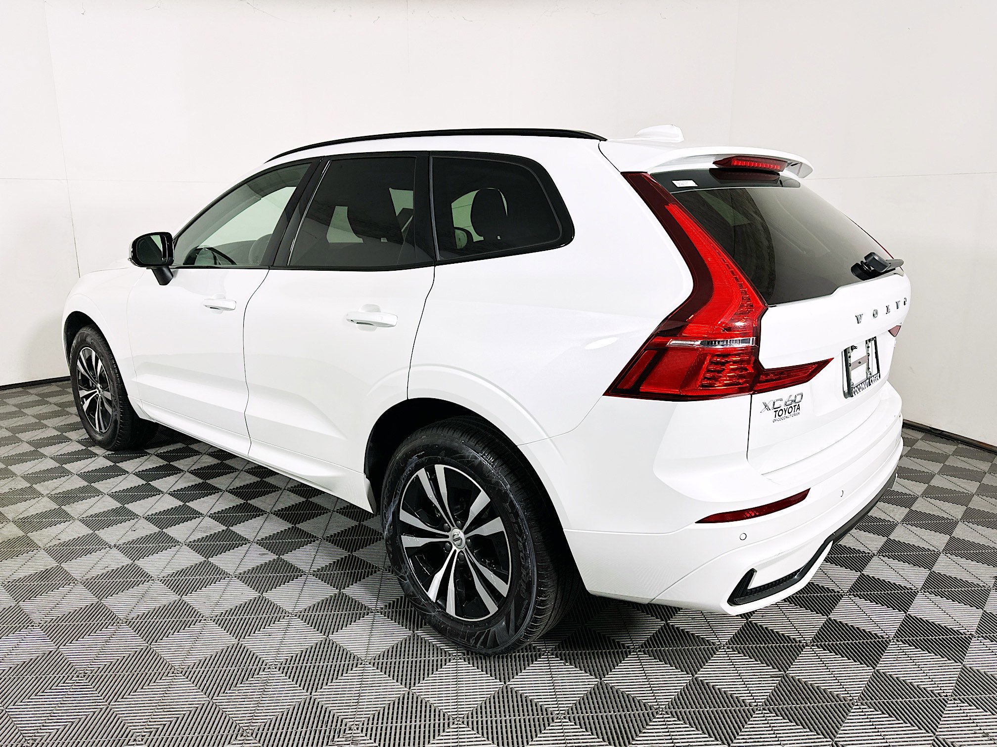 Used 2025 Volvo XC60 B5 Core image 5