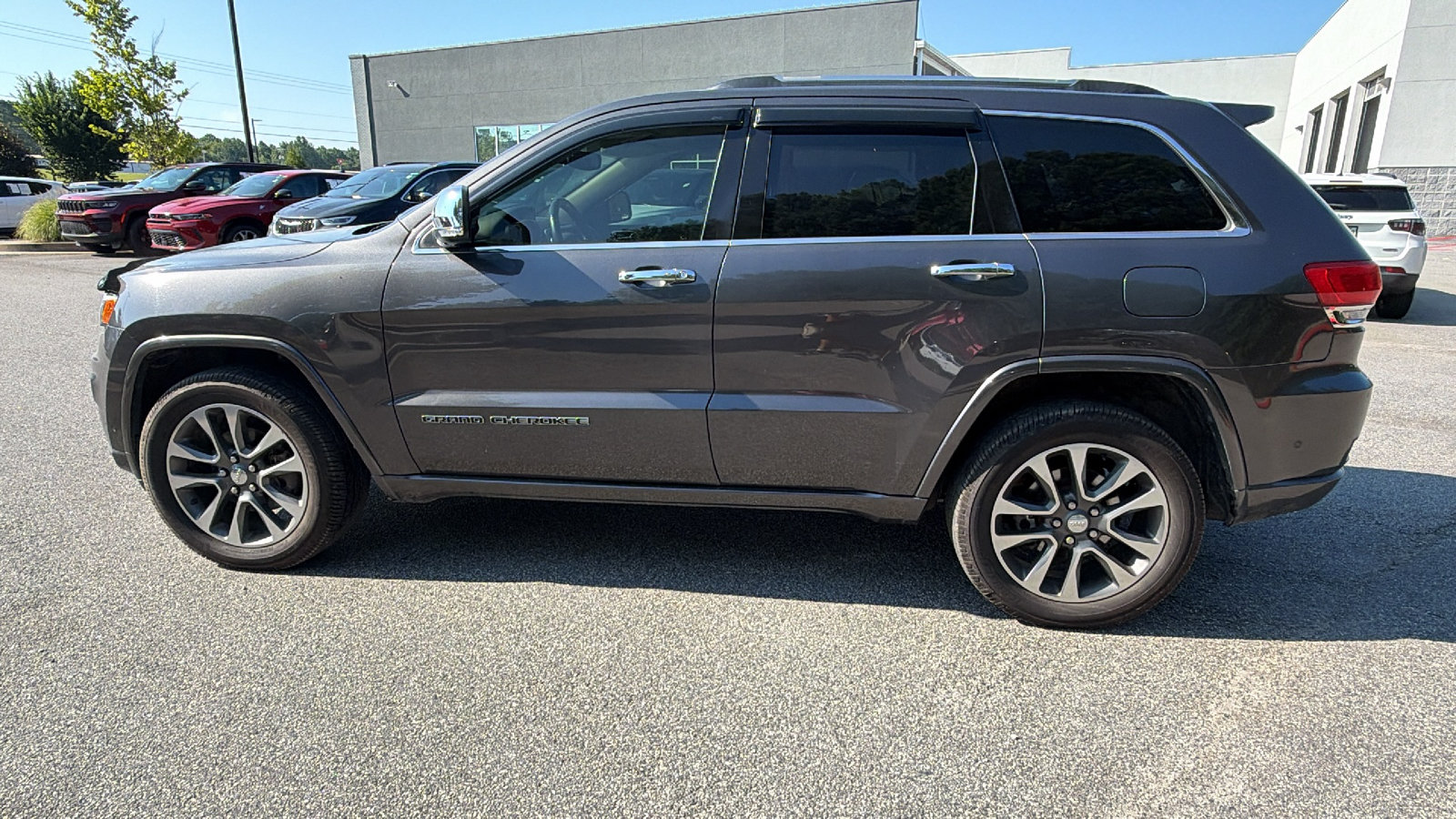 Used 2017 Jeep Grand Cherokee Overland w/ Jeep Active Safety Group AWD/4WD image 11