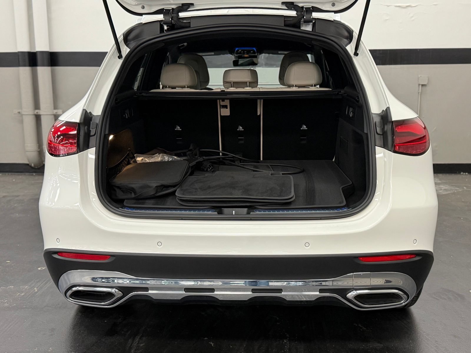 Used 2025 Mercedes-Benz GLC 350e 4MATIC image 16