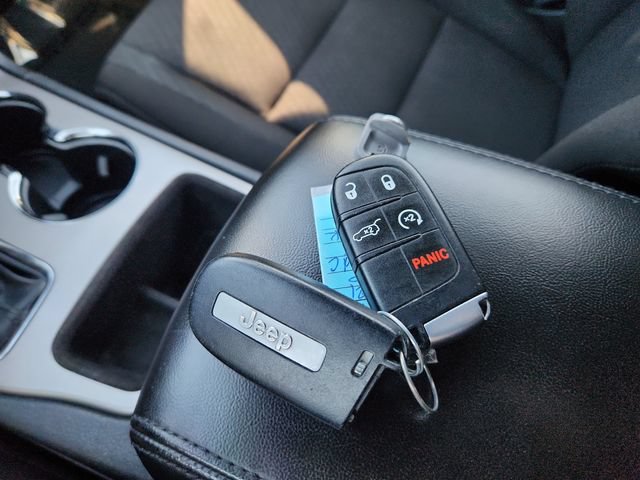 Used 2021 Jeep Grand Cherokee Laredo AWD/4WD image 47