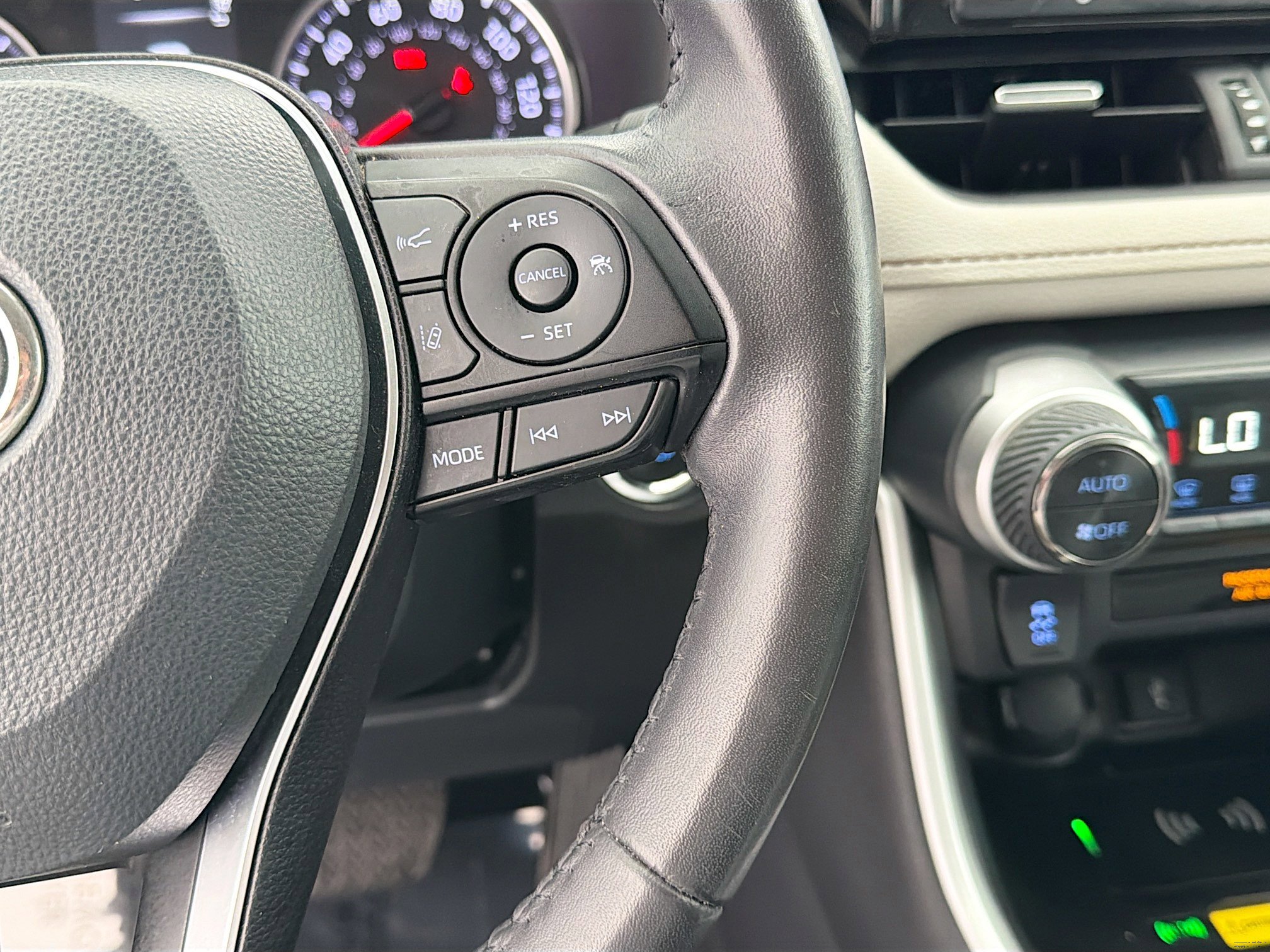 Used 2022 Toyota RAV4 XLE Premium image 38