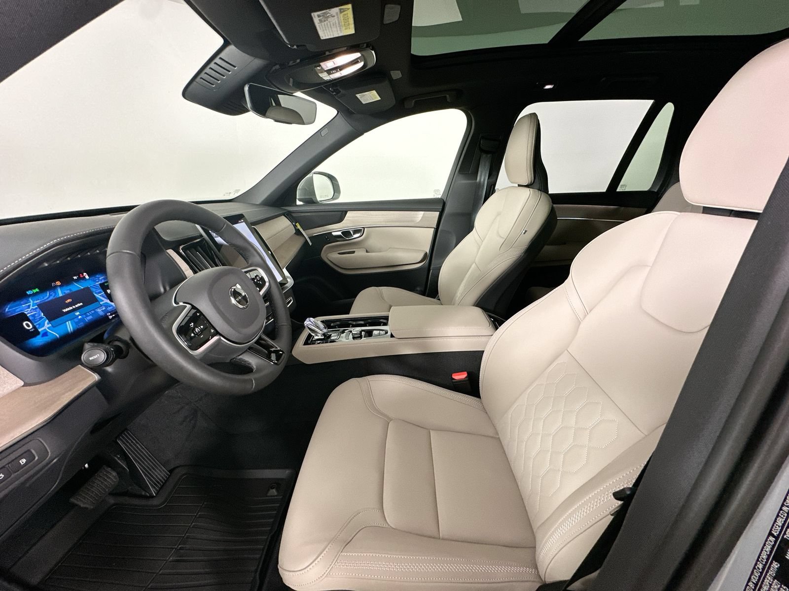 New 2026 Volvo XC90 T8 Plus w/ Protection Package Premier AWD/4WD image 32