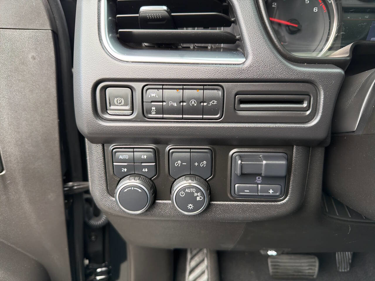 Used 2021 Chevrolet Tahoe LT w/ LT Signature Package image 32