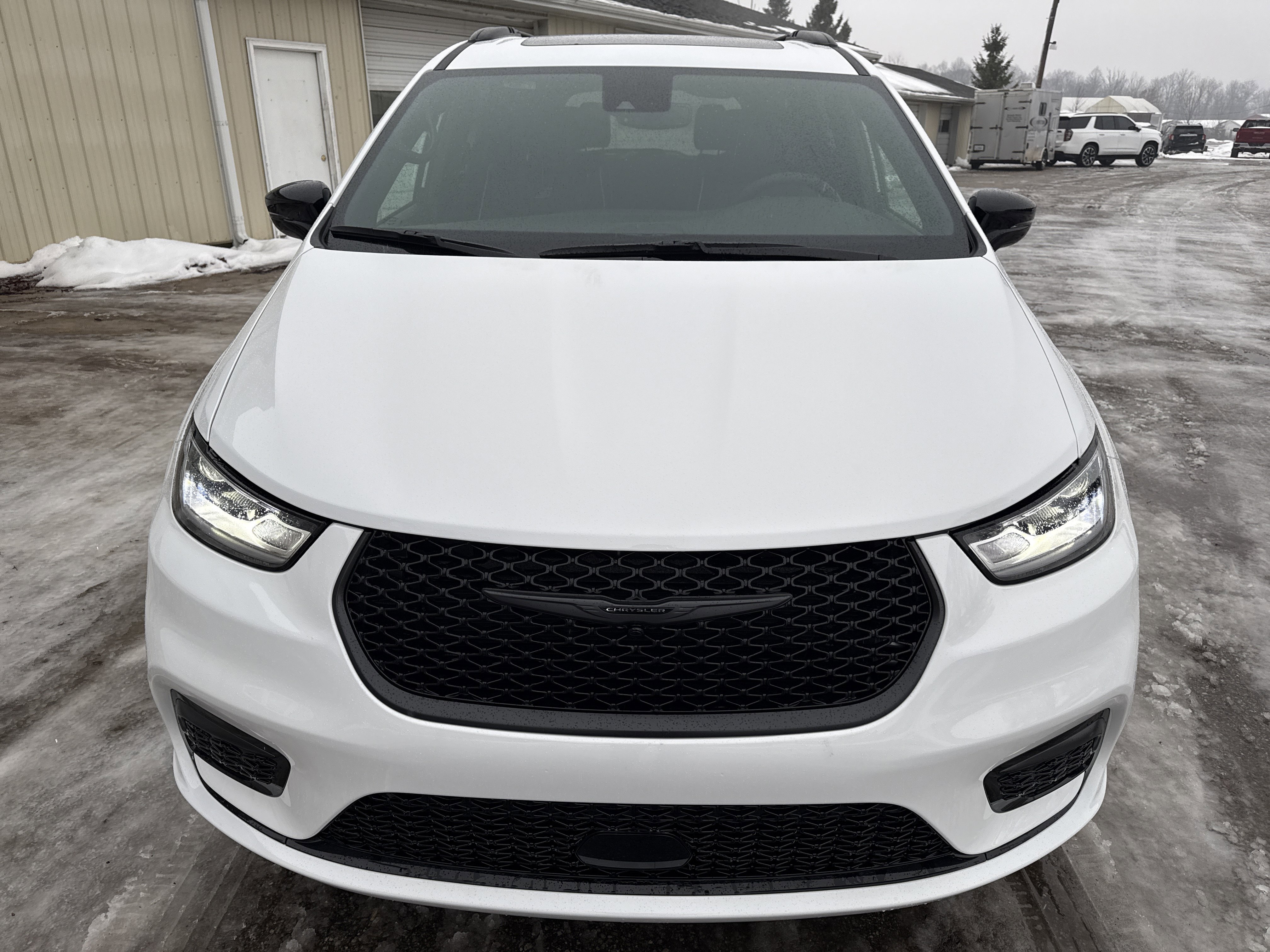 New 2026 Chrysler Pacifica Limited w/ Uconnect Theater Family Group image 13
