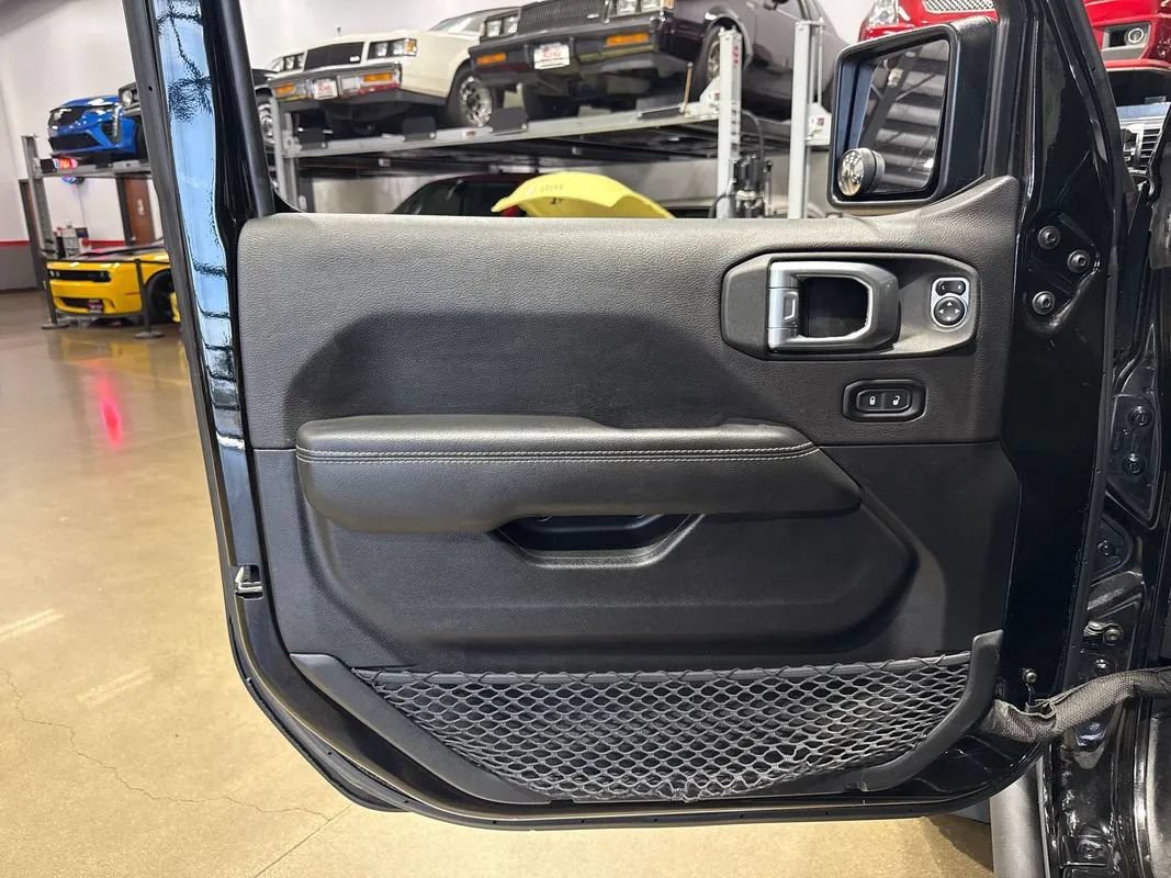 Used 2023 Jeep Gladiator Overland w/ Cold Weather Group AWD/4WD image 70