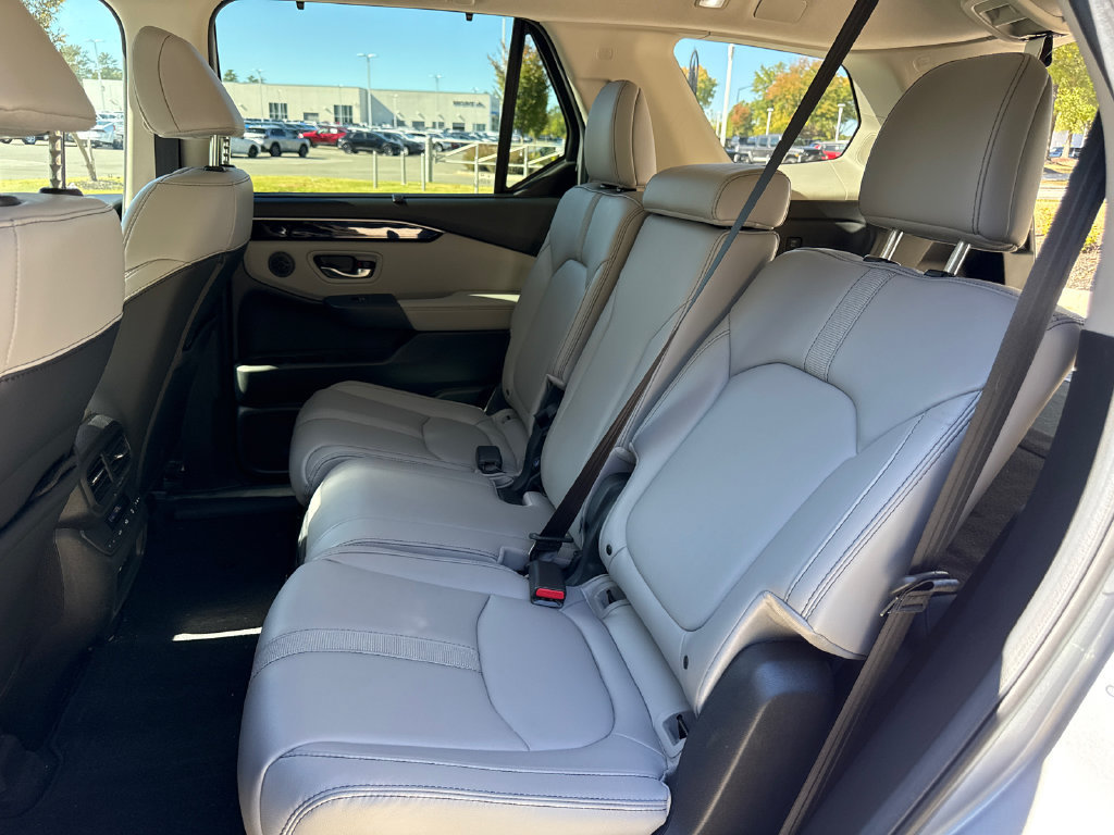 Used 2025 Honda Pilot Touring image 32