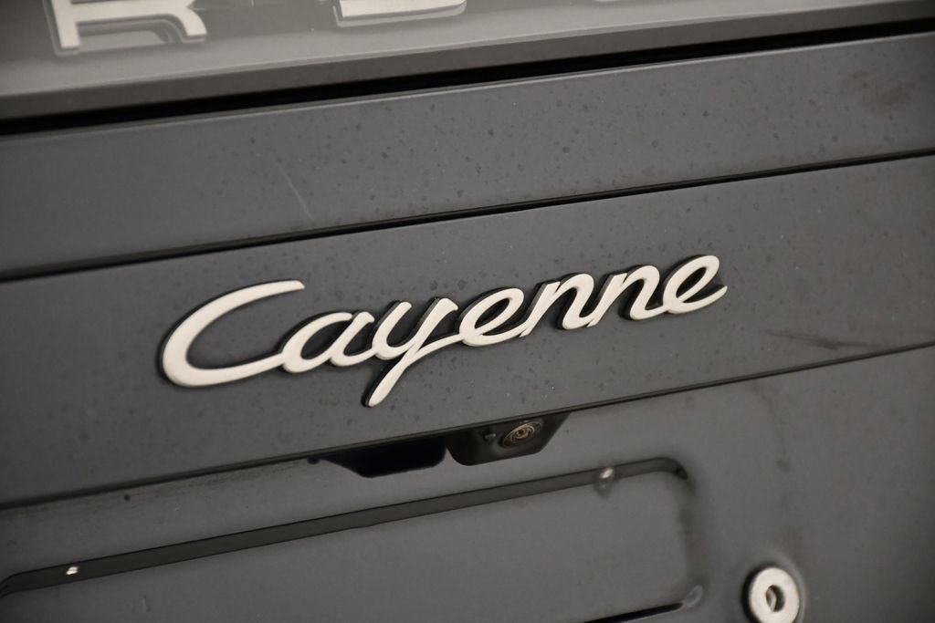 Used 2022 Porsche Cayenne Platinum Edition image 11