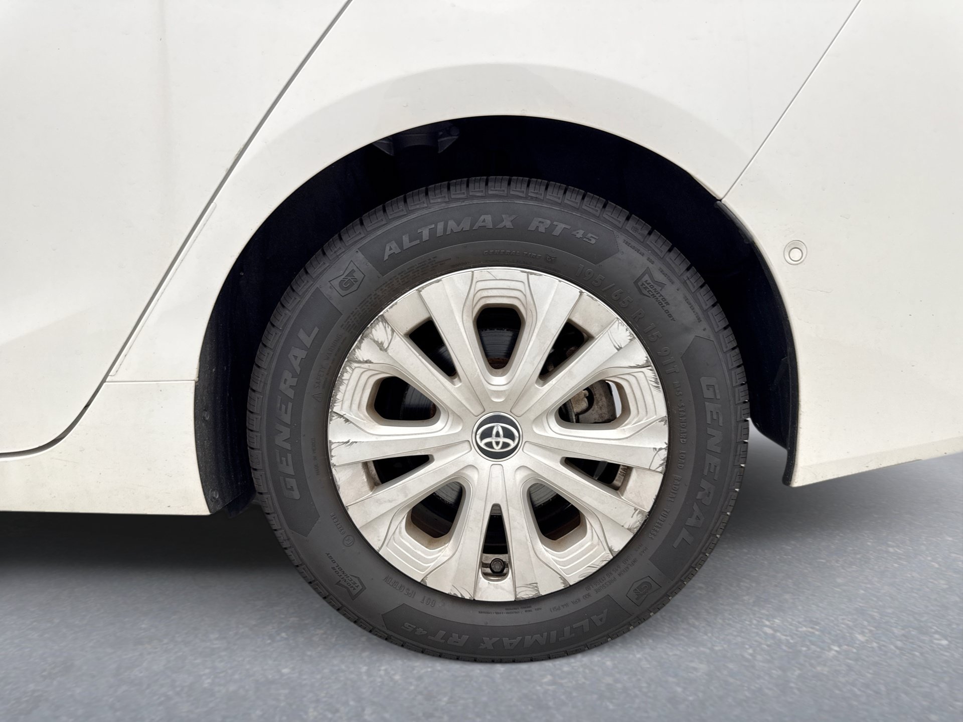 Used 2021 Toyota Prius LE FWD image 13