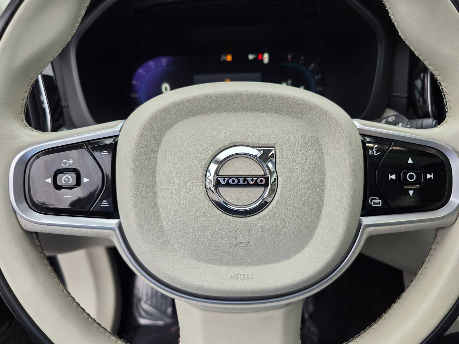Certified 2023 Volvo XC60 B5 Ultimate w/ Climate Package image 26