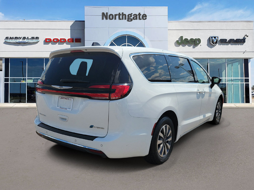 Used 2024 Chrysler Pacifica Limited FWD image 4