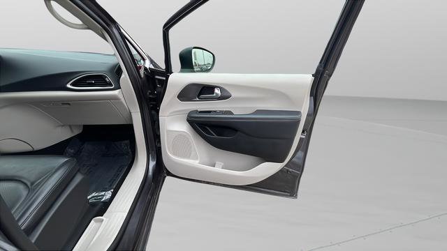 Used 2023 Chrysler Pacifica Touring-L FWD image 27