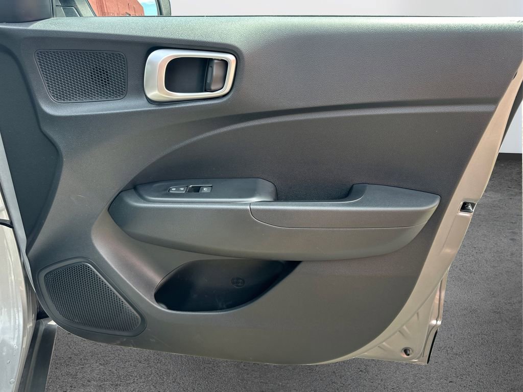 Used 2025 Hyundai Venue SEL image 18