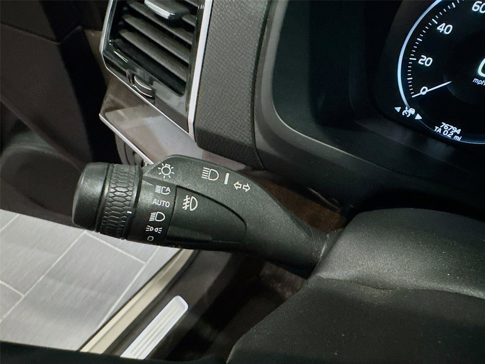 Used 2017 Volvo XC90 T6 Momentum w/ Vision Package image 5