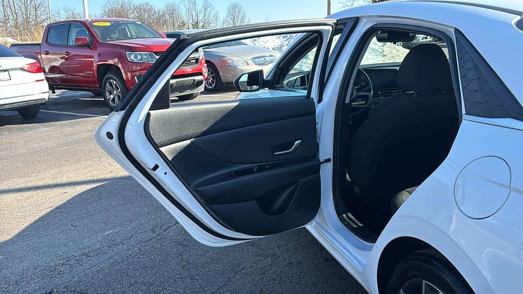 Used 2025 Hyundai Elantra SEL image 28