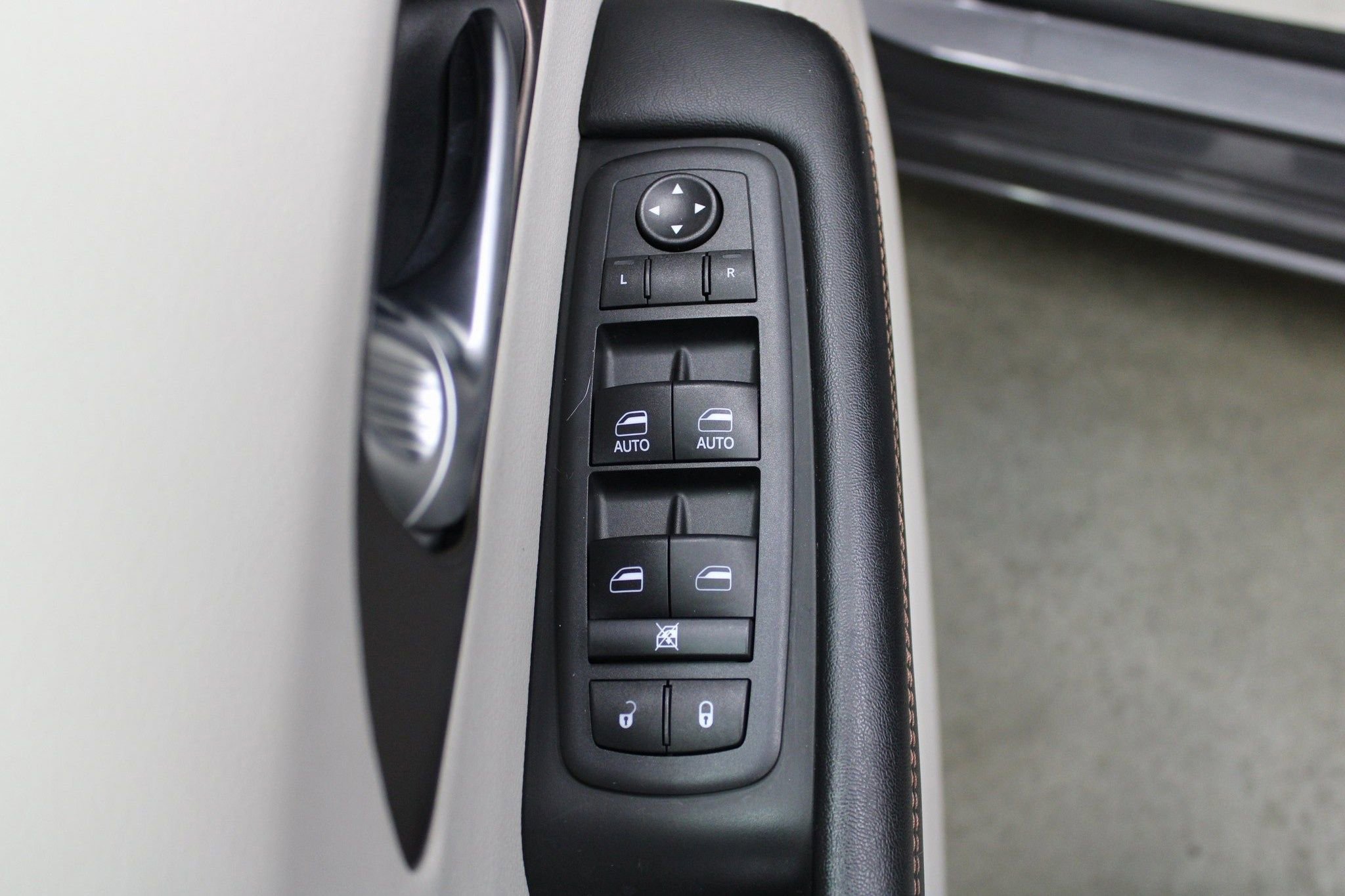 Used 2018 Chrysler Pacifica Touring Plus image 12