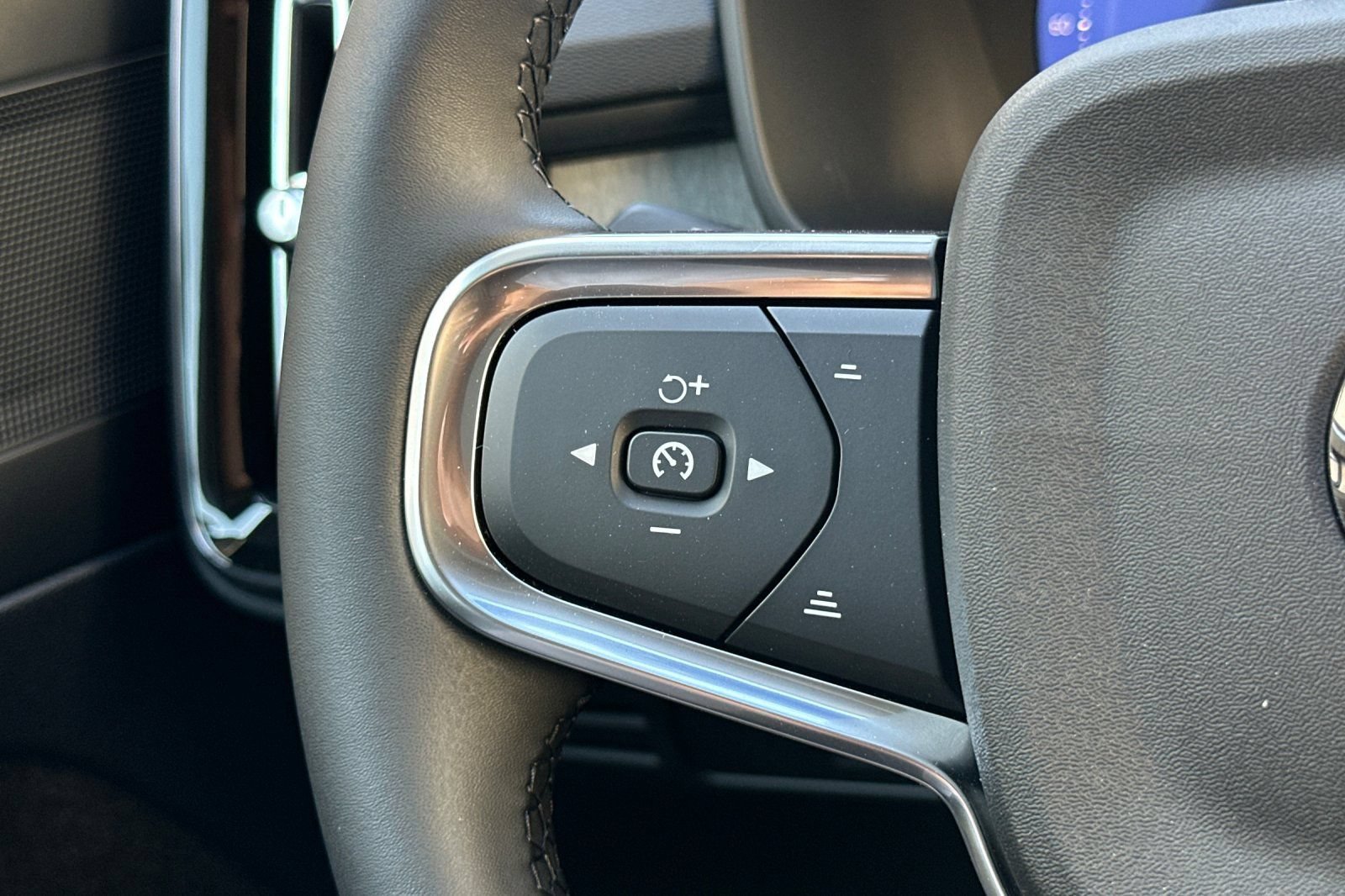 Certified 2026 Volvo XC40 B4 Core w/ Climate Package FWD image 27