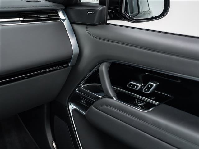 Used 2025 Land Rover Range Rover Long Wheelbase SE image 30