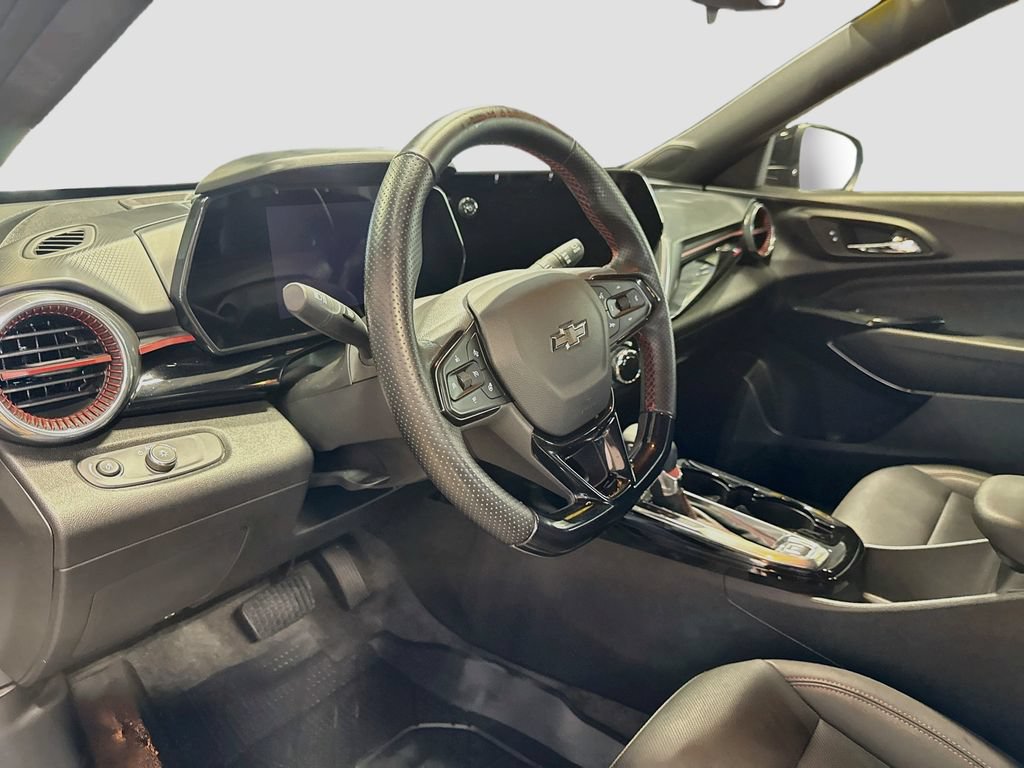 Used 2025 Chevrolet Trax RS w/ Sunroof Package FWD image 9
