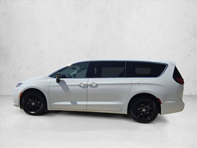 Used 2024 Chrysler Pacifica Touring-L FWD image 9