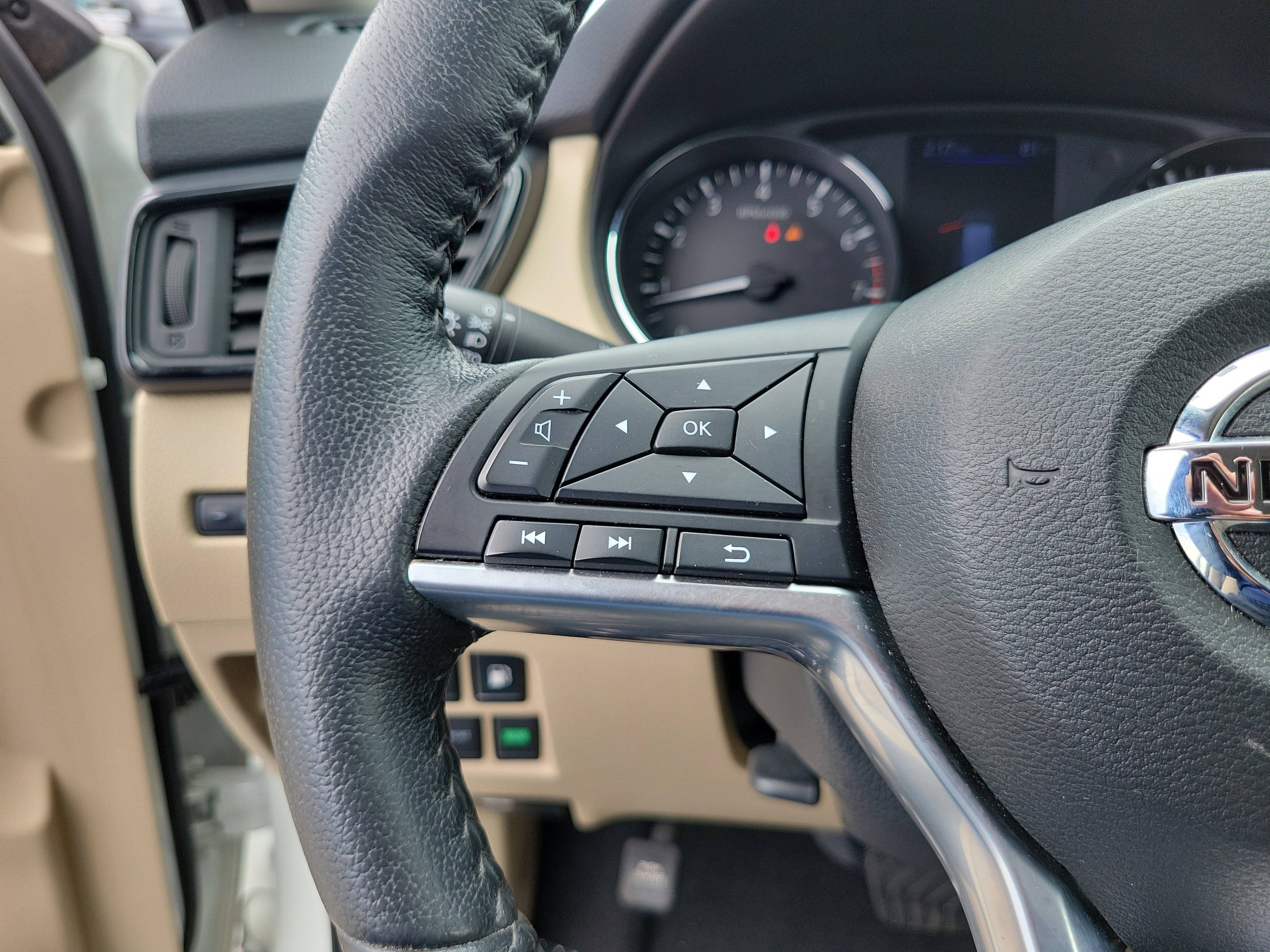 Used 2020 Nissan Rogue SV FWD image 28