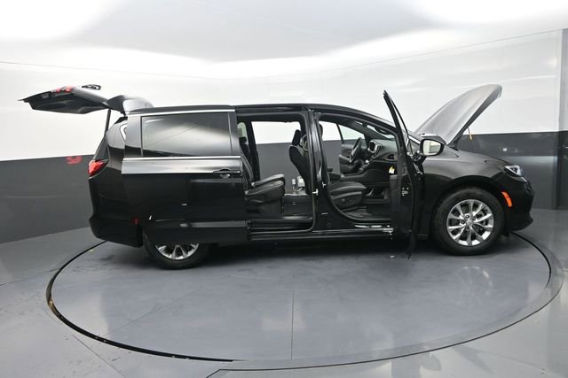 New 2026 Chrysler Pacifica Limited image 34