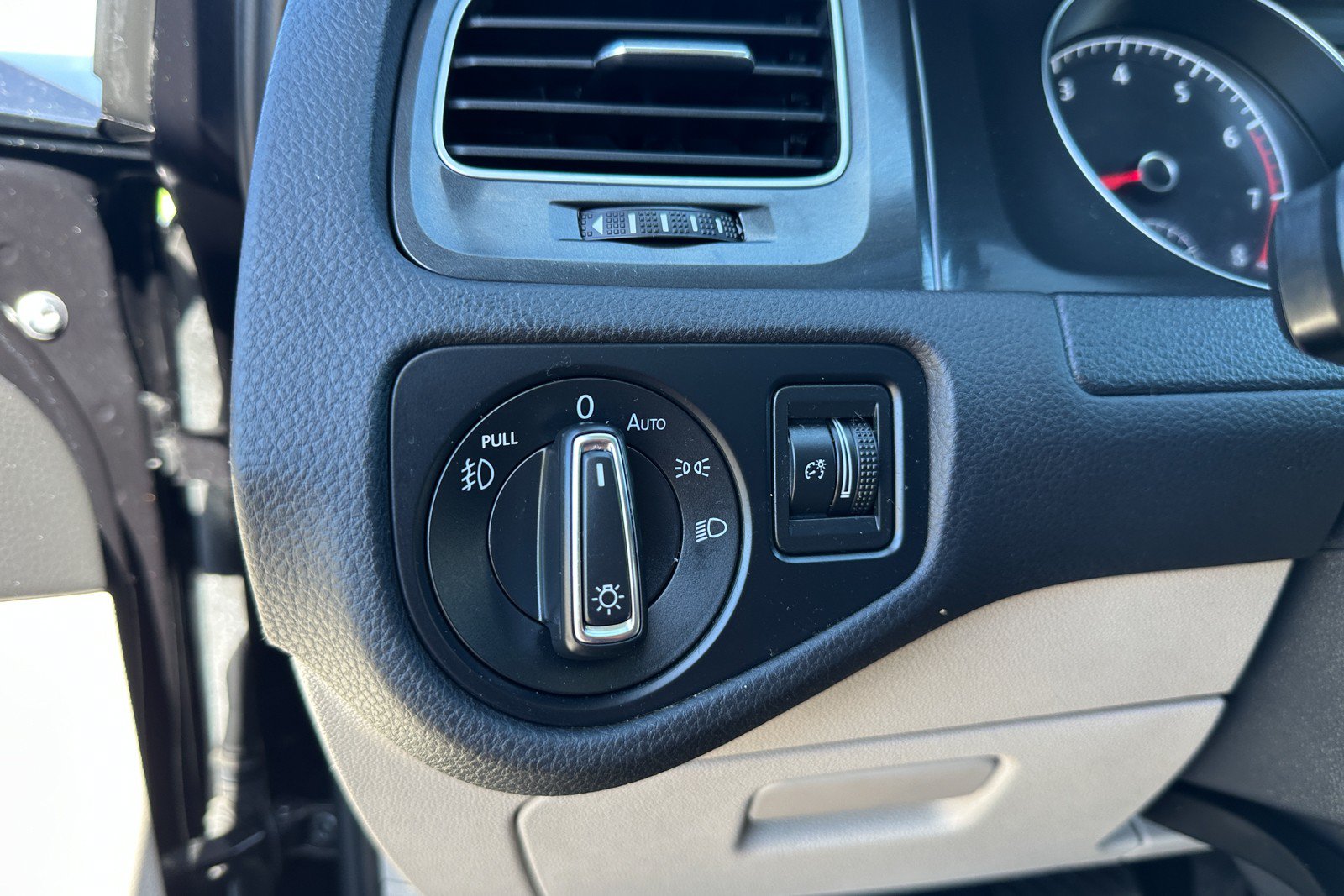 Used 2018 Volkswagen Golf SE FWD image 16