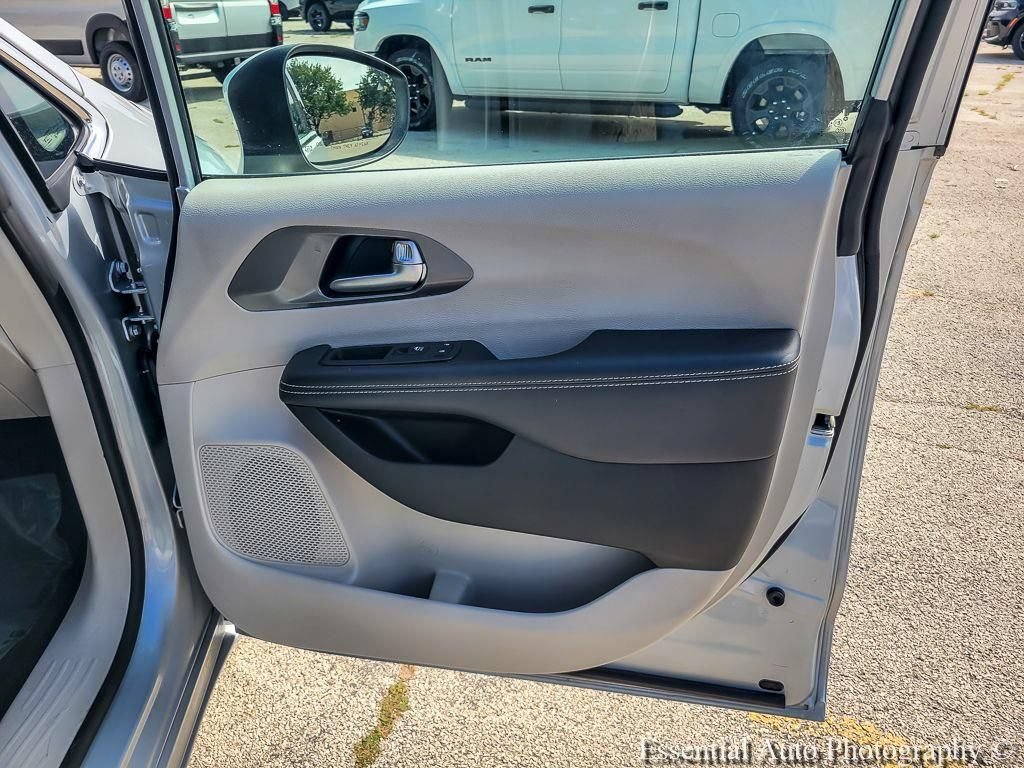 Certified 2023 Chrysler Pacifica Touring-L FWD image 28