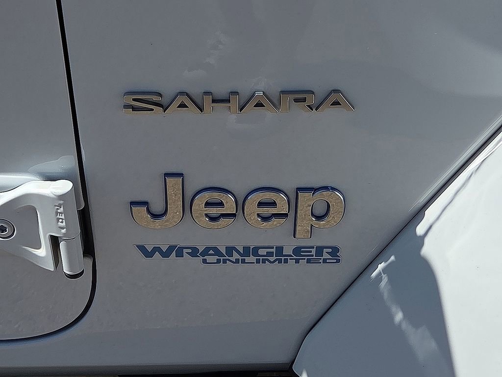 Used 2021 Jeep Wrangler Unlimited Sahara w/ Cold Weather Group AWD/4WD image 11