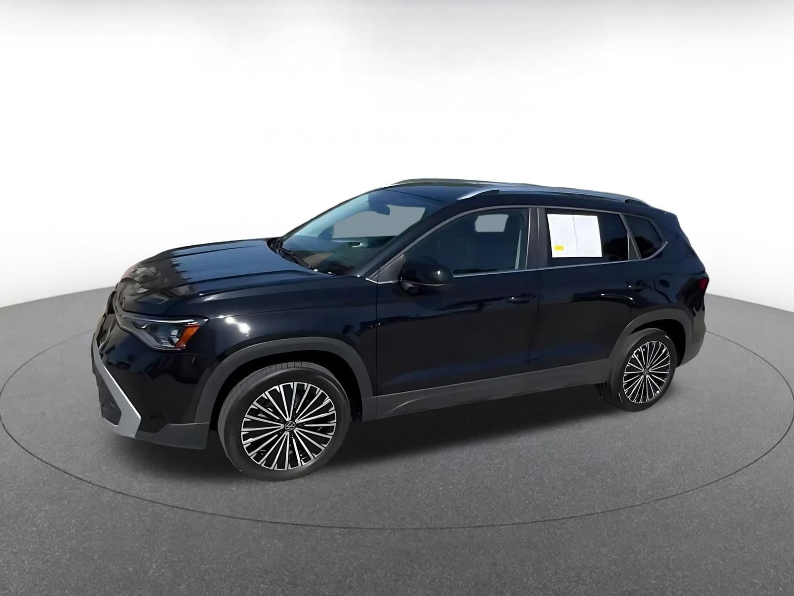 Used 2025 Volkswagen Taos SE FWD image 8
