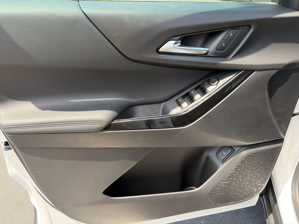 New 2026 Chevrolet Equinox LT w/ Convenience Package II FWD image 17