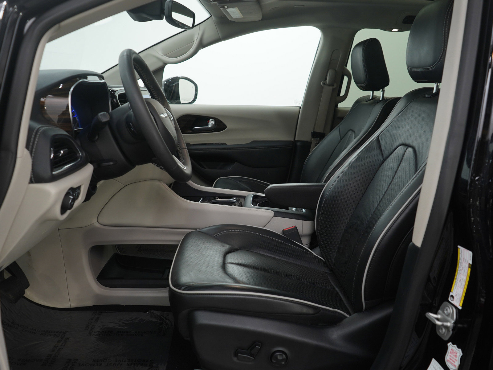 Used 2024 Chrysler Pacifica Limited image 16