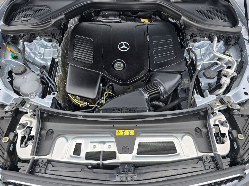 Used 2025 Mercedes-Benz GLC 350e 4MATIC image 10