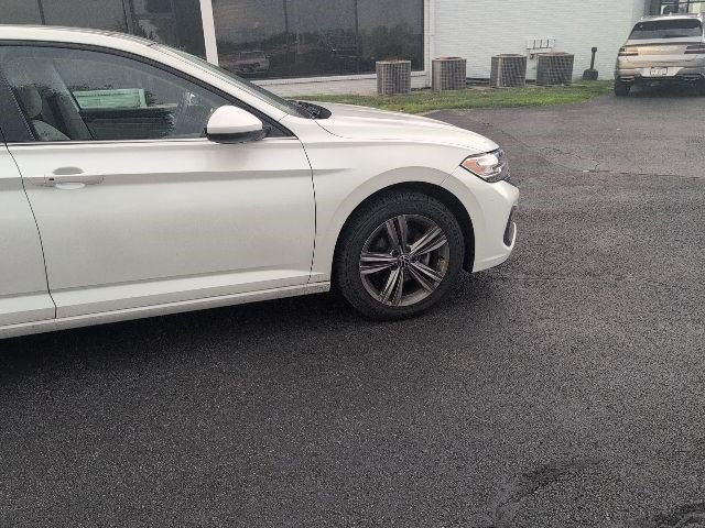 Used 2023 Volkswagen Jetta SE w/ Panoramic Sunroof Package FWD image 9