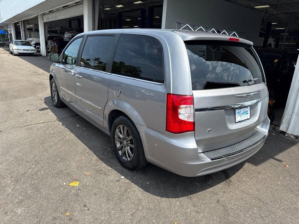 Used 2015 Chrysler Town & Country S FWD image 16