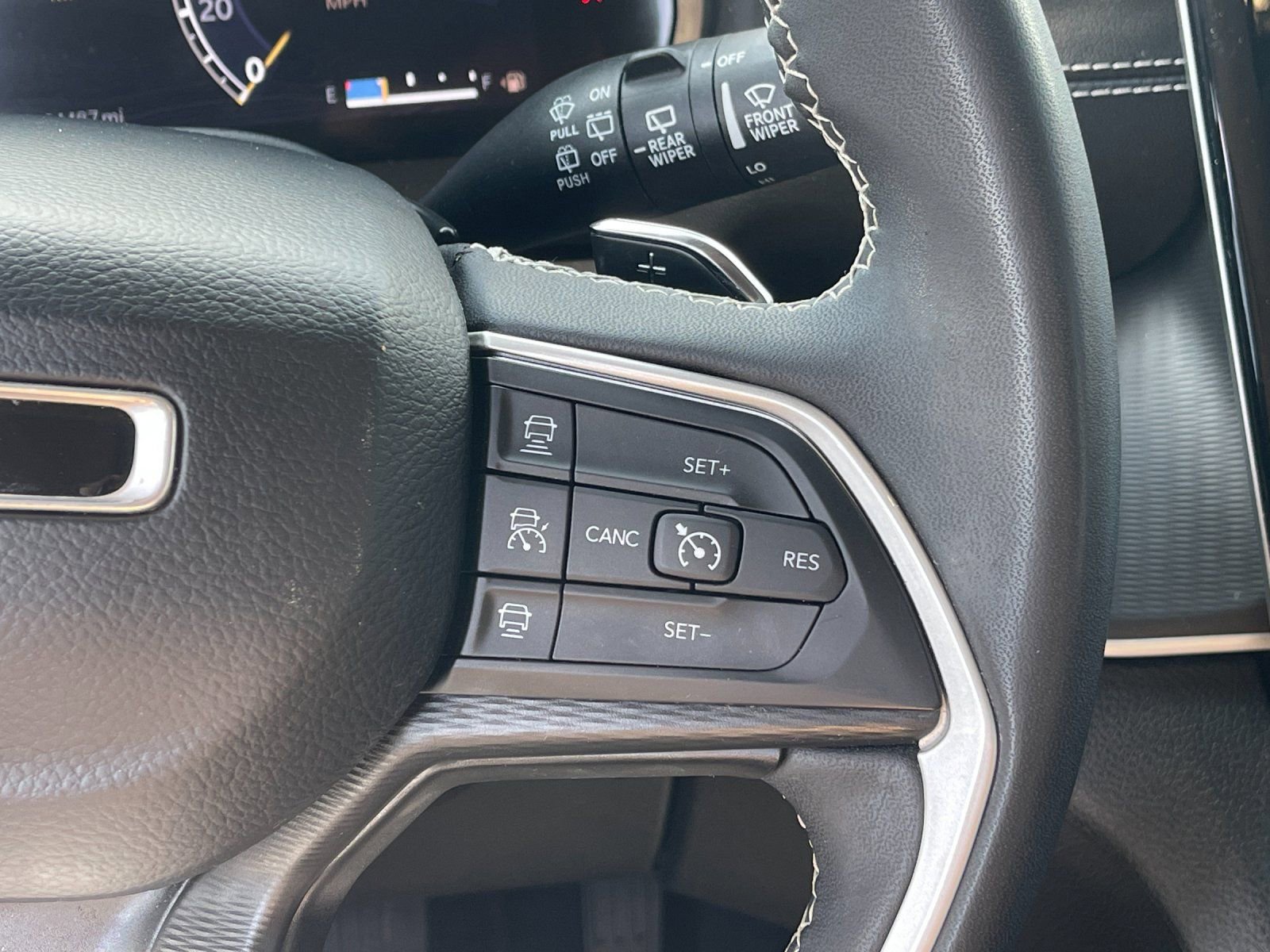 Used 2023 Jeep Grand Cherokee L Laredo image 29