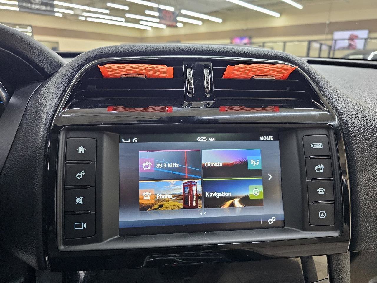 Used 2018 Jaguar F-PACE Premium AWD/4WD image 32