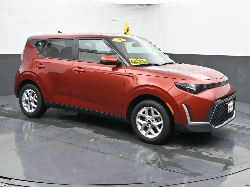 Used 2025 Kia Soul LX w/ LX Technology Package image 3