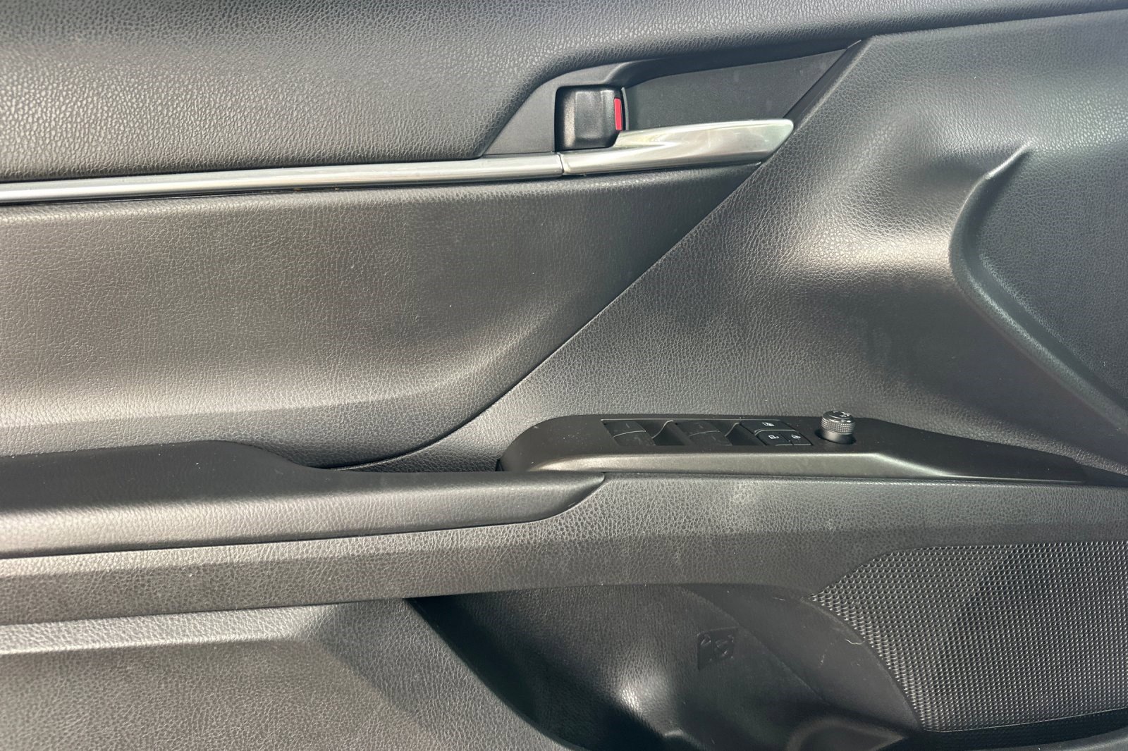 Used 2021 Toyota Camry SE image 12