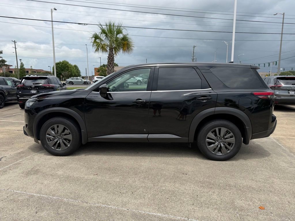 Used 2025 Nissan Pathfinder S FWD image 2