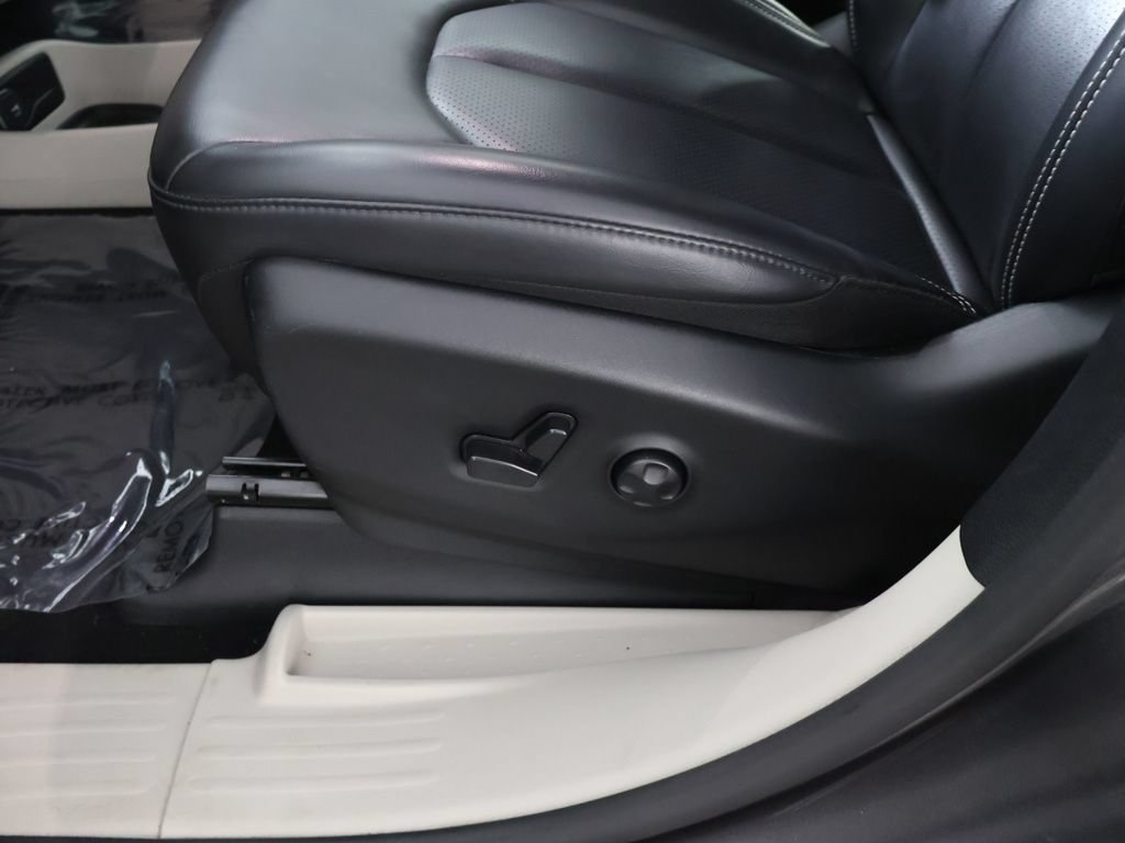 Used 2023 Chrysler Pacifica Touring-L FWD image 28